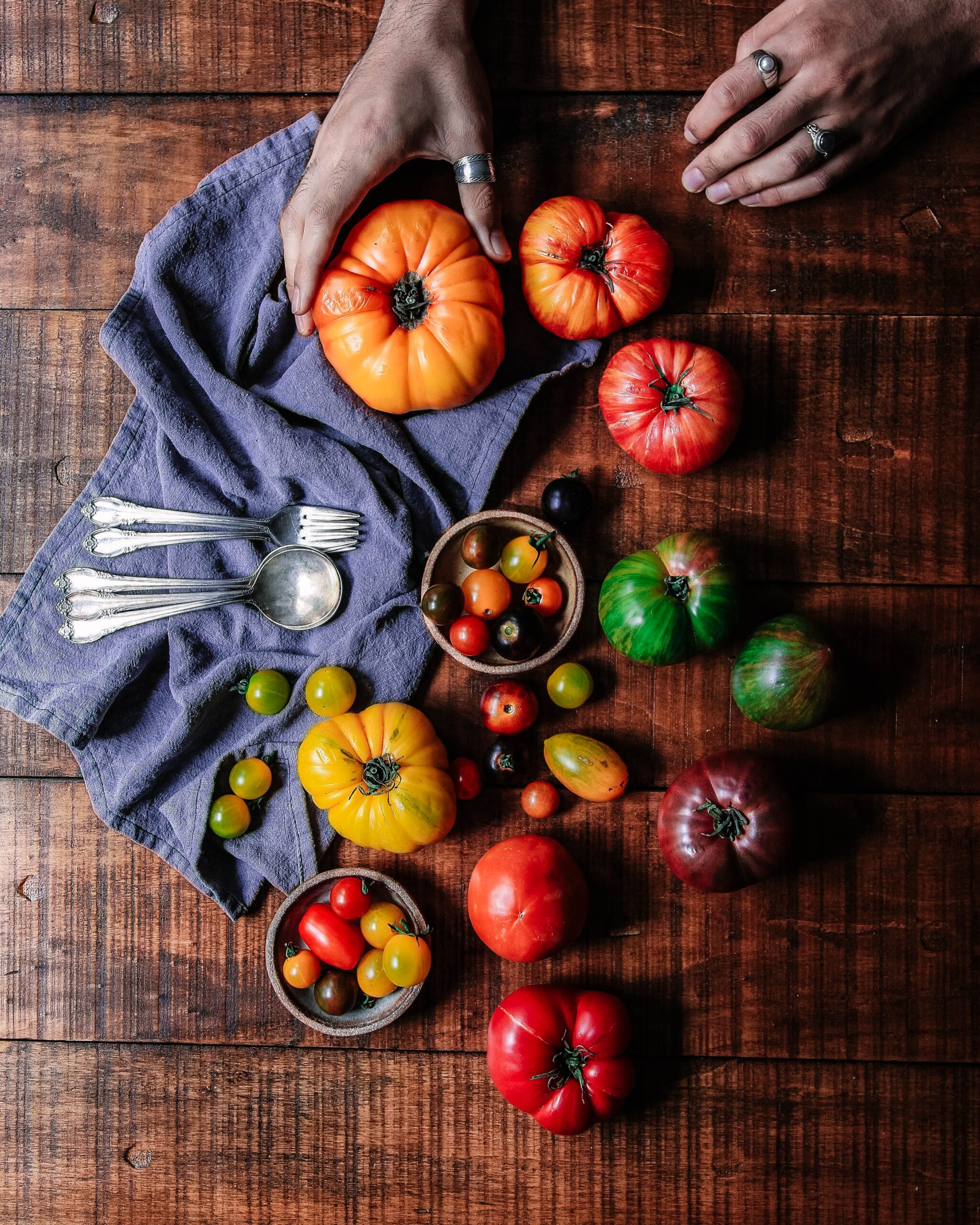 photo de tomates sur une table